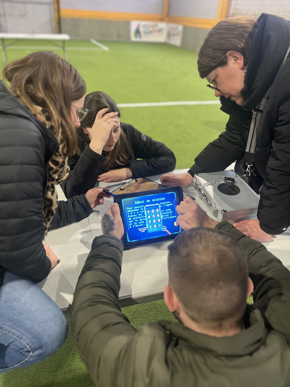 Résolution d'une énigme sur tablette au cœur d'une session de Chasse au Trésor